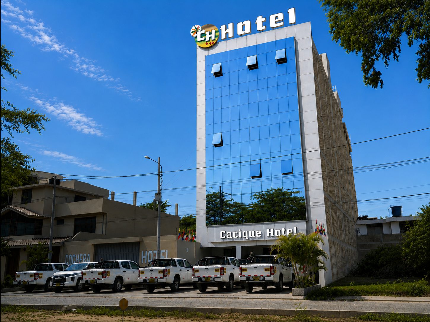 Fachada del Cacique Hotel en la Av. Guillermo Irazola, Castilla, Piura