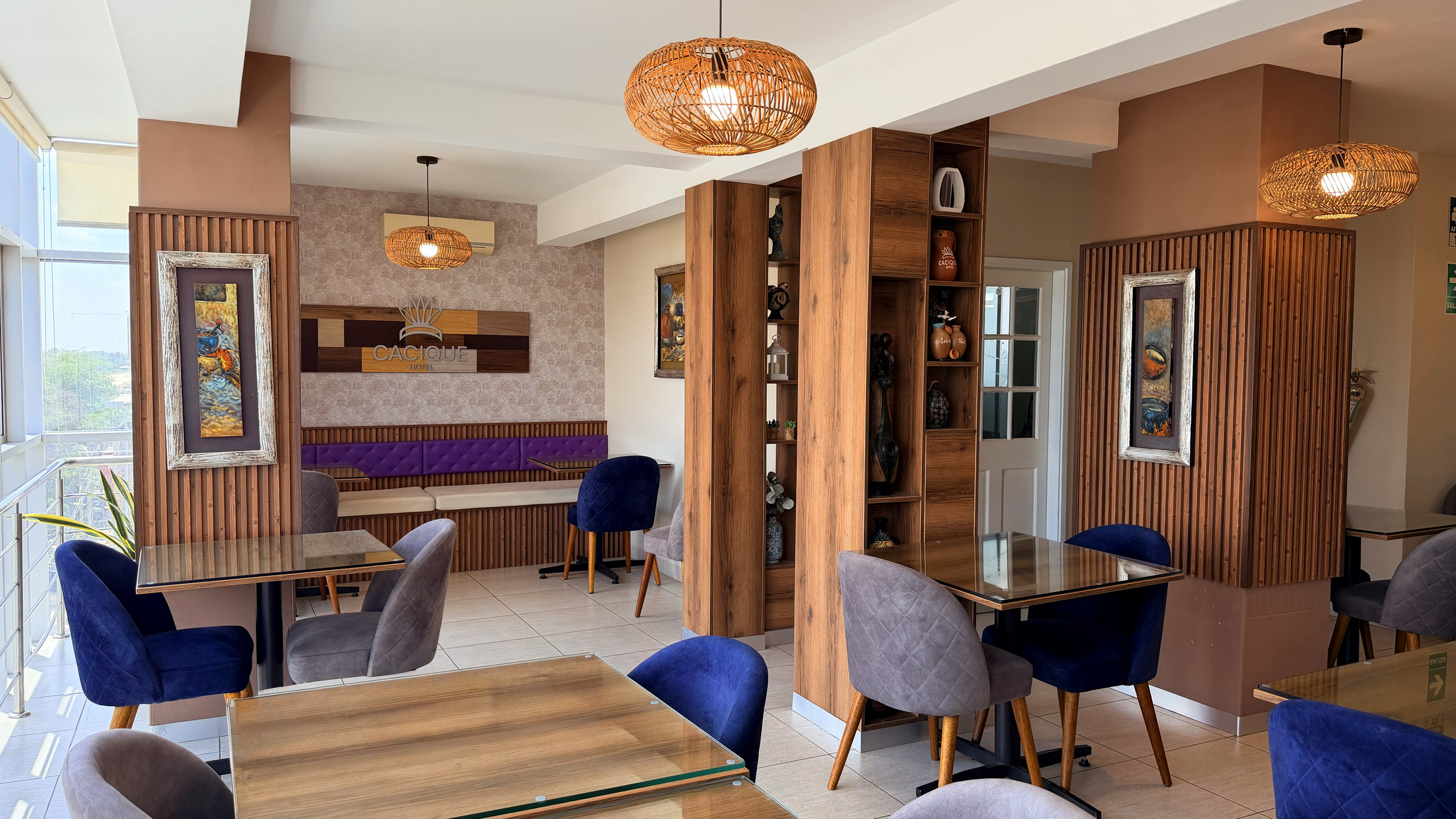 Cafetería y sala de estar del Cacique Hotel en Piura