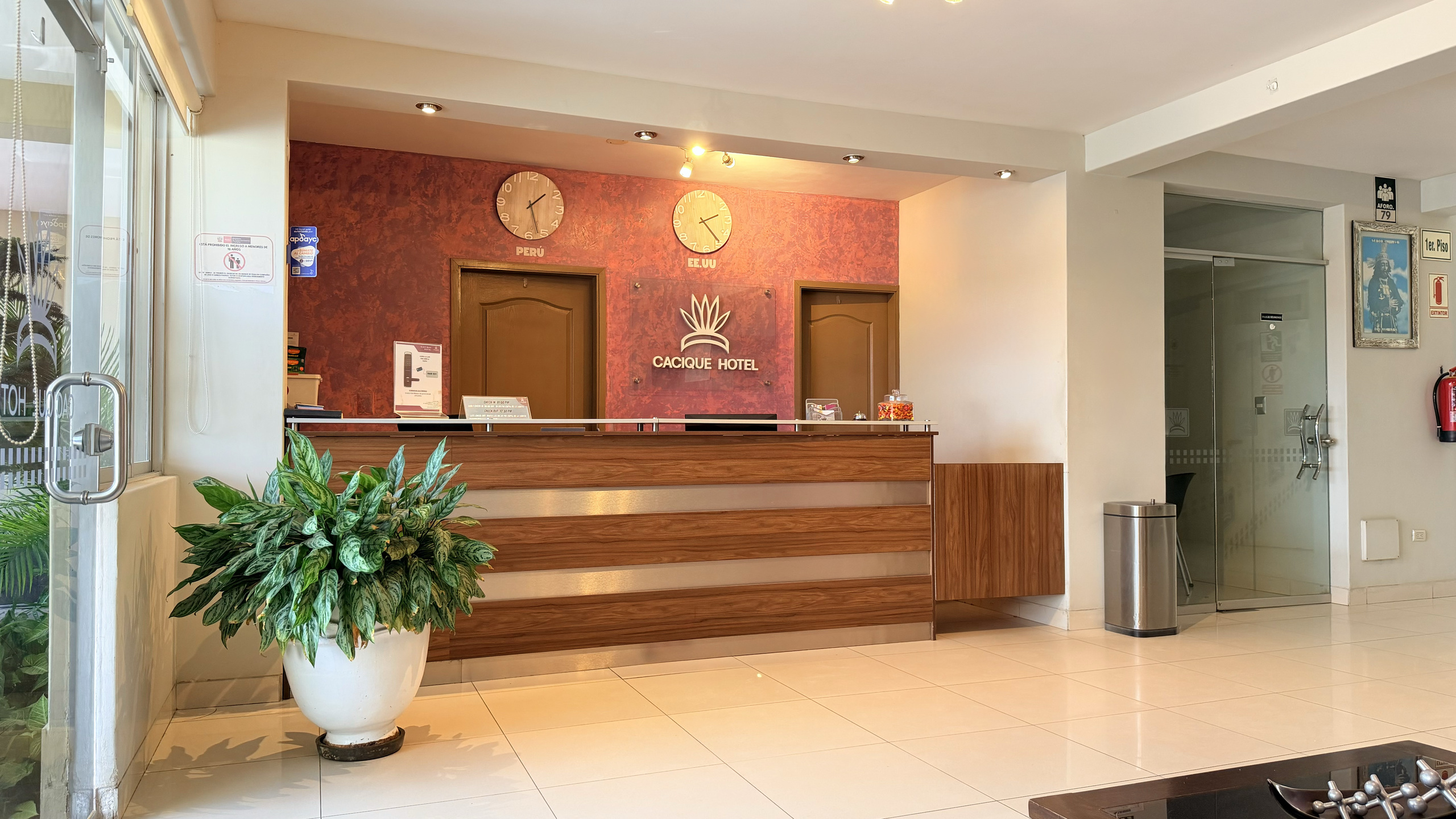 Recepción del Cacique Hotel, con atención las 24 horas