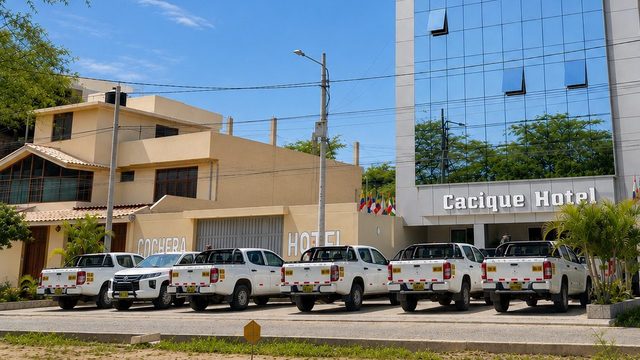 Cochera privada del Cacique Hotel, con camionetas estacionadas frente a la fachada