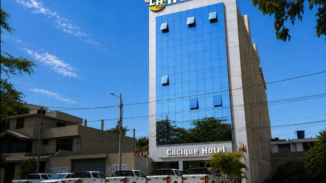 Fachada de vidrio del Cacique Hotel en Castilla, Piura