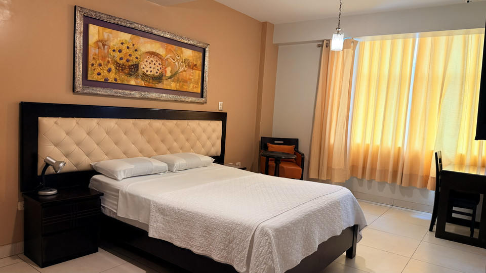 Habitación Matrimonial Ejecutiva del Cacique Hotel, con cama de 2 ½ plazas y escritorio