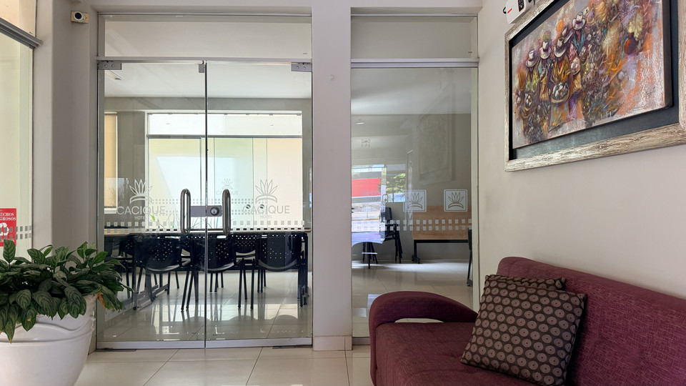 Áreas comunes del hotel con acceso vidriado a la sala de reuniones