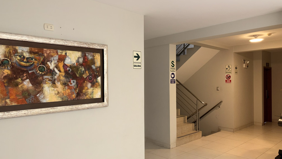 Escalera y señalización de evacuación en los pasillos del hotel