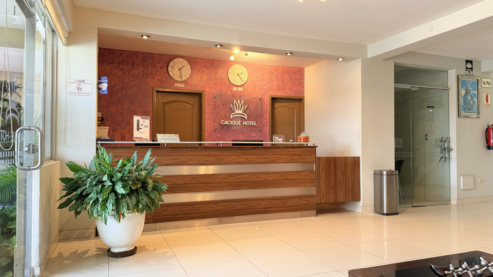Counter de recepción del Cacique Hotel, con atención las 24 horas