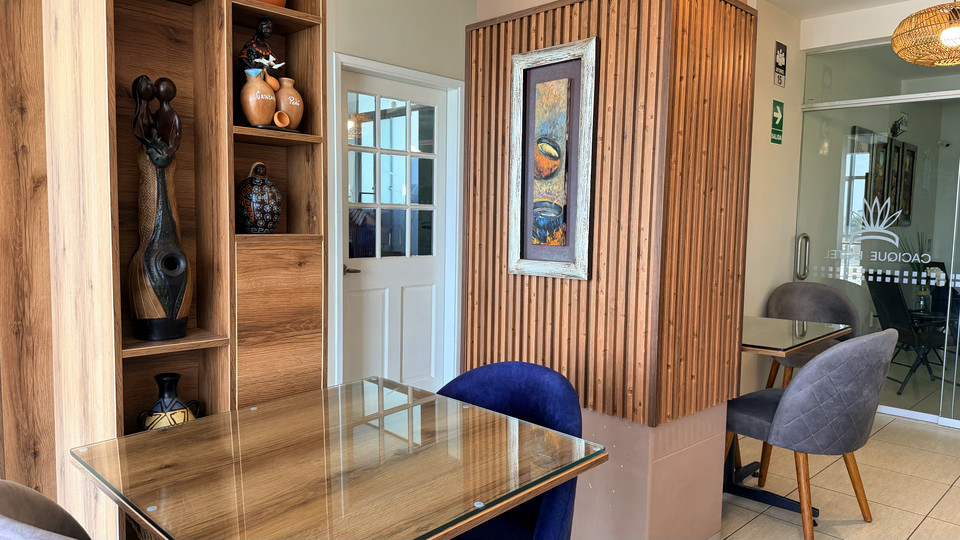 Detalle del salón del restaurante, con vitrina de cerámica decorativa
