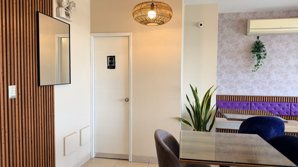 Ambiente del restaurante con aire acondicionado y decoración en tonos morados