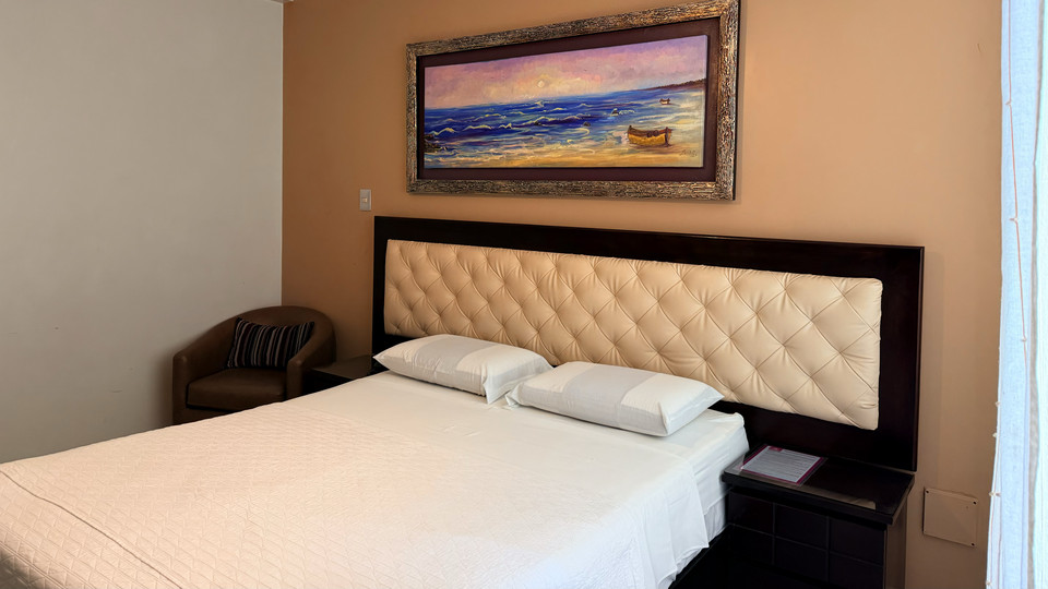 Habitación Simple Ejecutiva del Cacique Hotel, con cama de 2 ½ plazas y escritorio