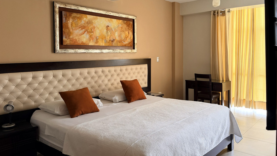 Habitación Suite del Cacique Hotel, con cama de 3 plazas para 1 persona