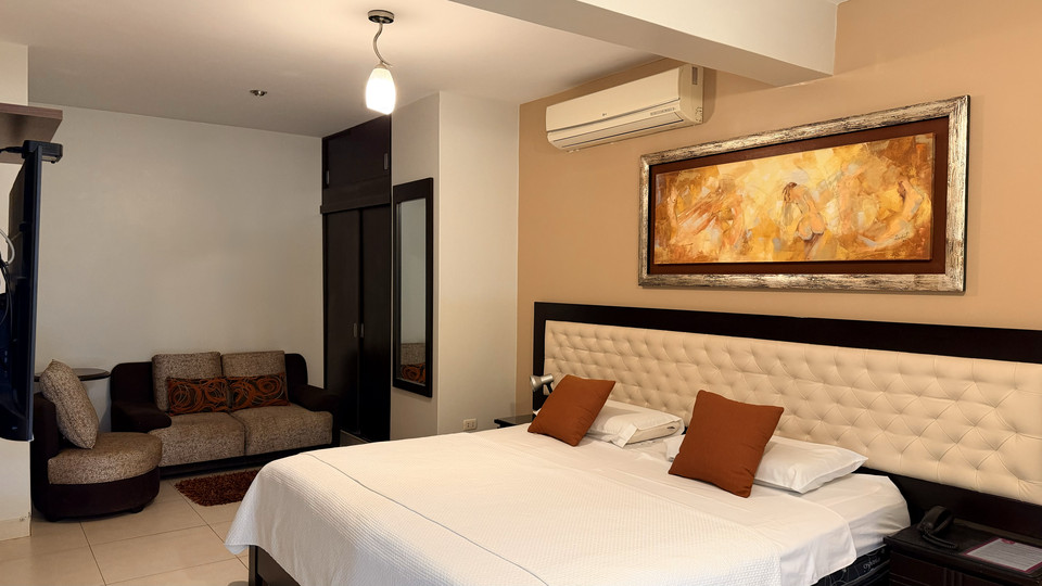 Suite Matrimonial del Cacique Hotel, con cama de 3 plazas y sofá